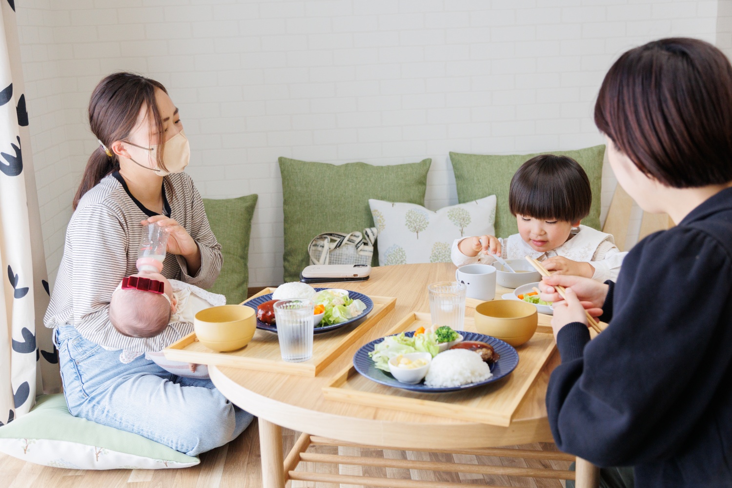親子でくつろいでいる画像