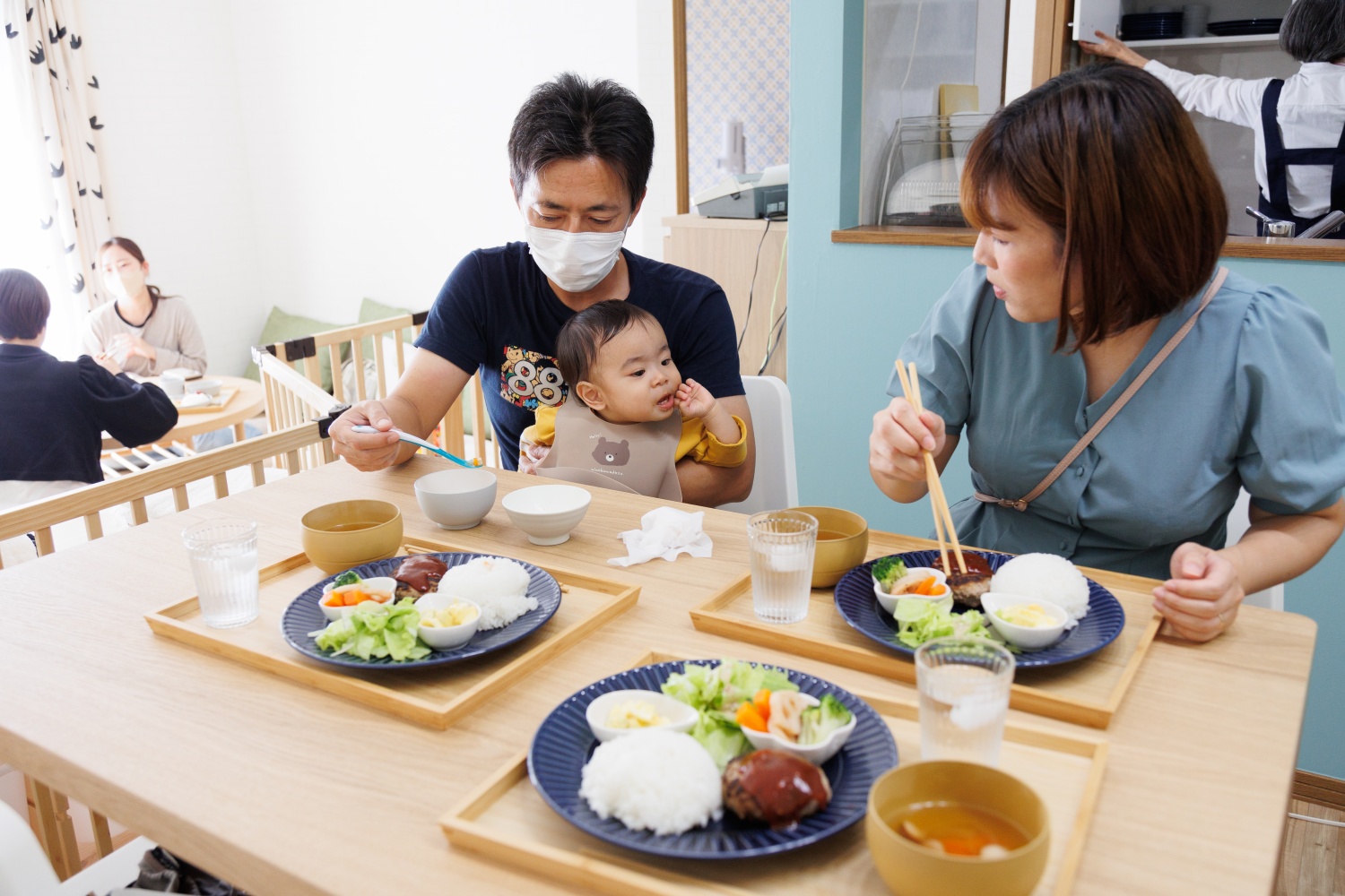 親子でくつろいでいる画像